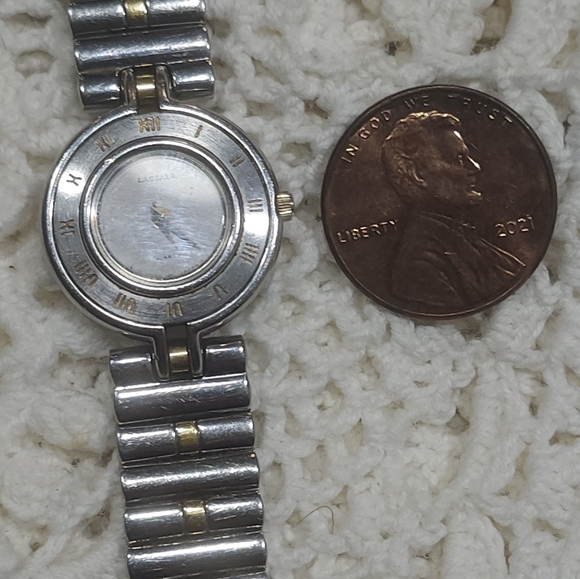 Vintage Rare SEIKO Watch with Two Tone & Roman Numerals - Picture 3 of 10